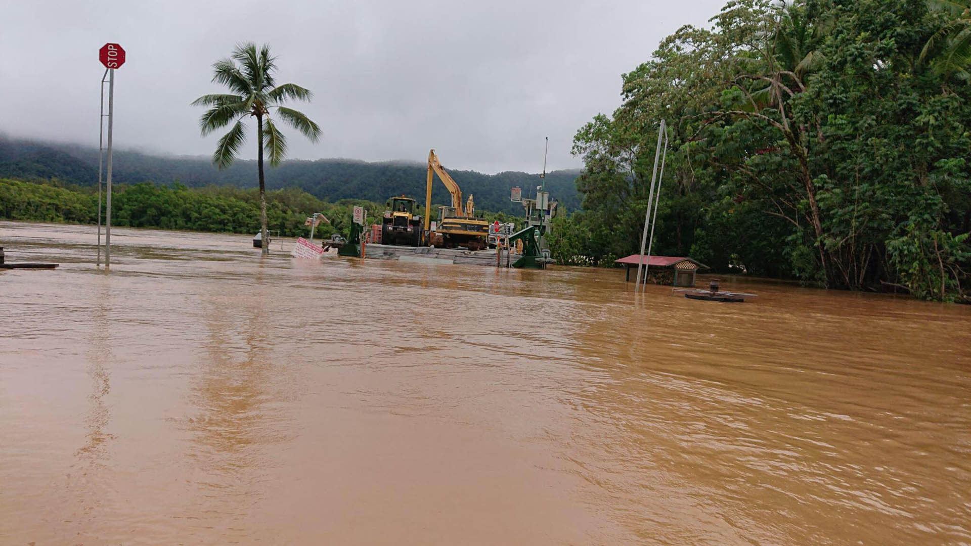 Inundaciones aislan parte de Queensland, Australia - inundacion-por-desborde-del-rio-daintree-en-queensland-australia