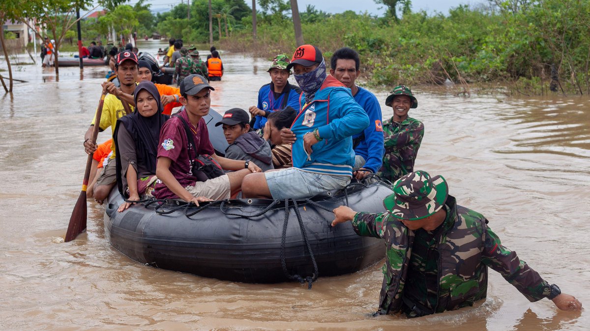 Aumentan a 68 cifras de muertos por inundaciones en Indonesia - inundaciones-indonesia-1