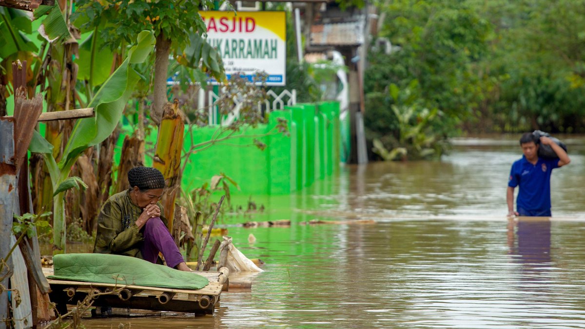 Aumentan a 68 cifras de muertos por inundaciones en Indonesia - inundaciones-indonesia-2
