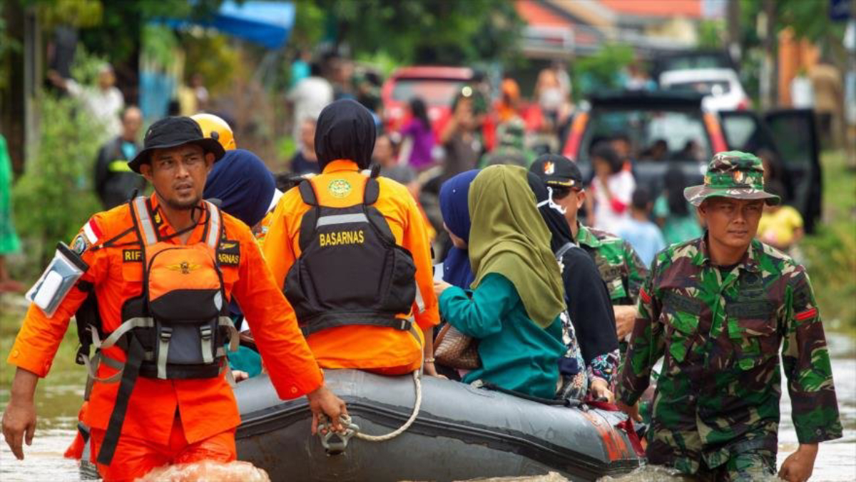 Aumentan a 68 cifras de muertos por inundaciones en Indonesia