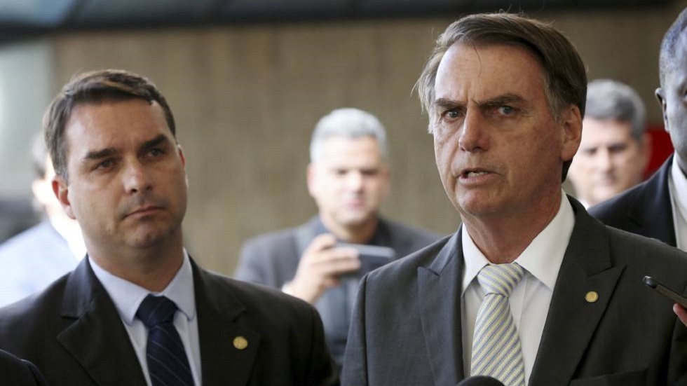 Fisco revisará cuentas bancarias de Michelle Bolsonaro - jair-y-flavio-bolsonaro