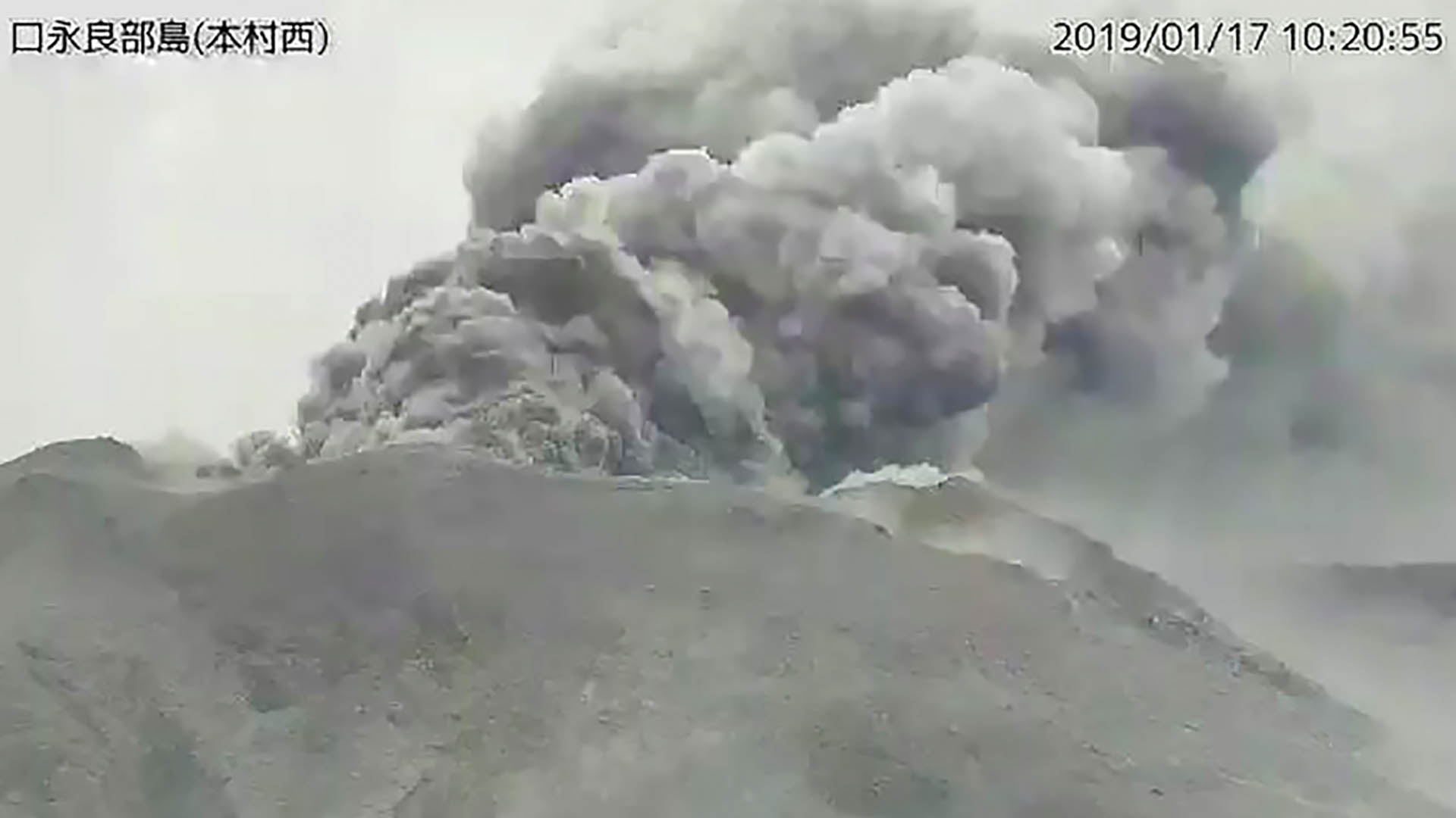 Cenizas alcanzan 6 kilómetros de altura en volcán de Japón