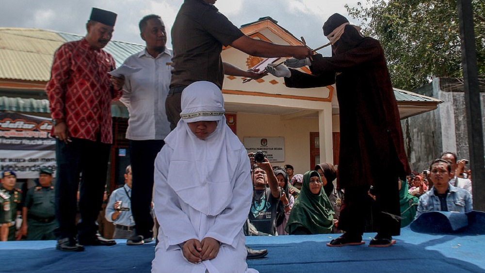 Azotan con vara a pareja por besarse en público en Indonesia