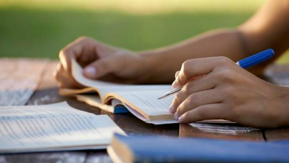 Entrega de becas en nivel medio superior será bimestral: AMLO