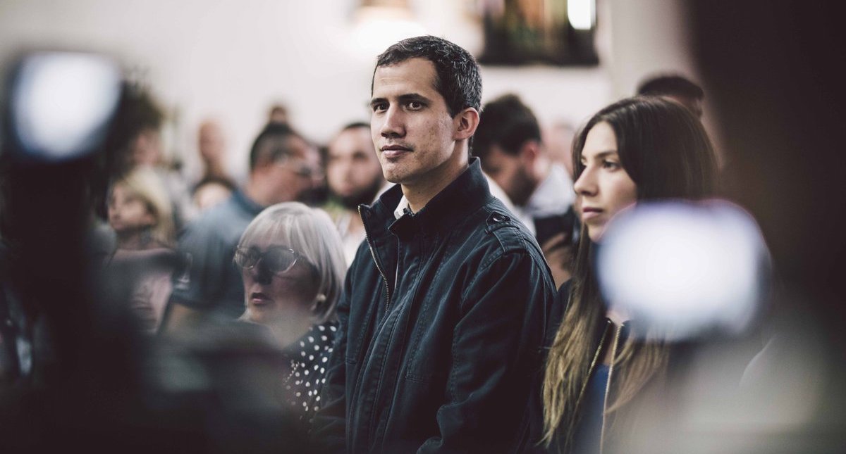 Corte congela cuentas de Guaidó y le prohíbe salir de Venezuela