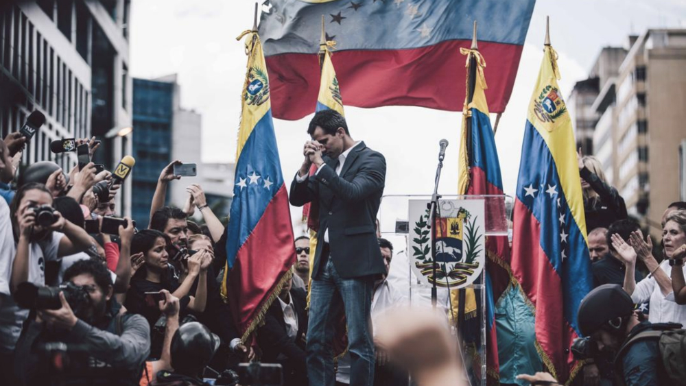 Guaidó reta a Maduro y dice que embajada de EE.UU. seguirá abierta