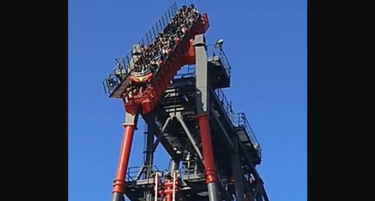 #Video Montaña rusa deja a pasajeros de cabeza en Taiwán