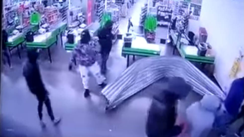#Video Estrellan camioneta contra supermercado para robar - ladrones-bodega-aurrera