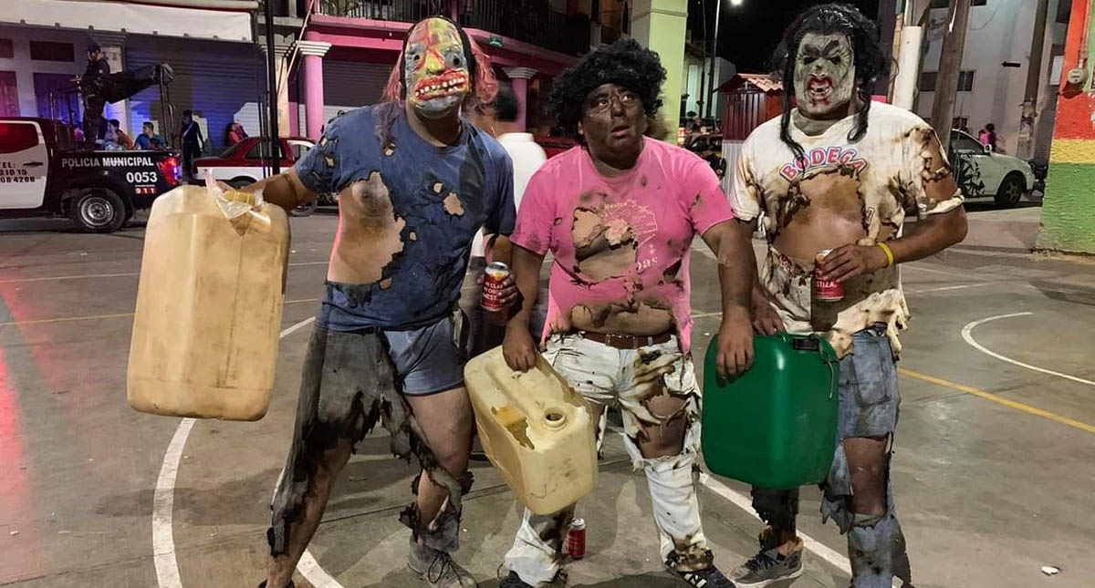 Se disfrazan de ladrones de combustible quemados en festival en Oaxaca