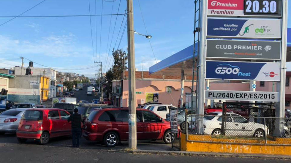 Desabasto afecta al 90 por ciento de gasolineras en Morelia - largas-filas-para-cargar-gasolina-en-estaciones-que-aun-tenian-combustible