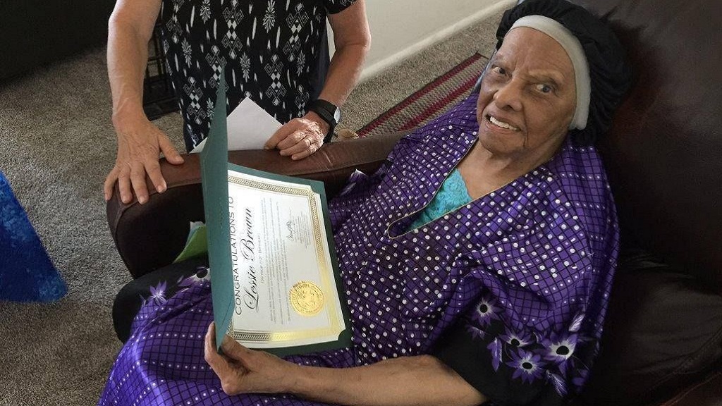 Muere la mujer más anciana de Estados Unidos - lessie-brown-al-recibir-su-certificado-de-la-mujer-mas-longeva-de-eeuu