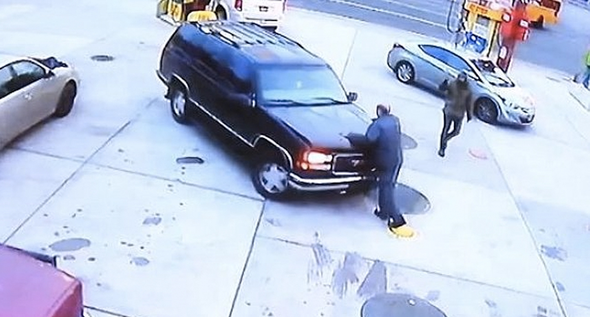 #Video Joven mata a empleado de gasolinera para no pagar 22 dólares de combustible