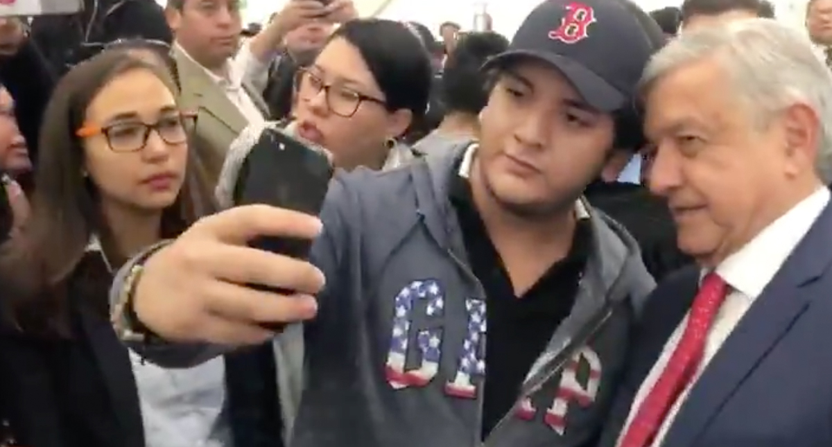 Mujer increpa a López Obrador por invitación a Maduro Mujer increpa a López Obrador por invitación a Maduro