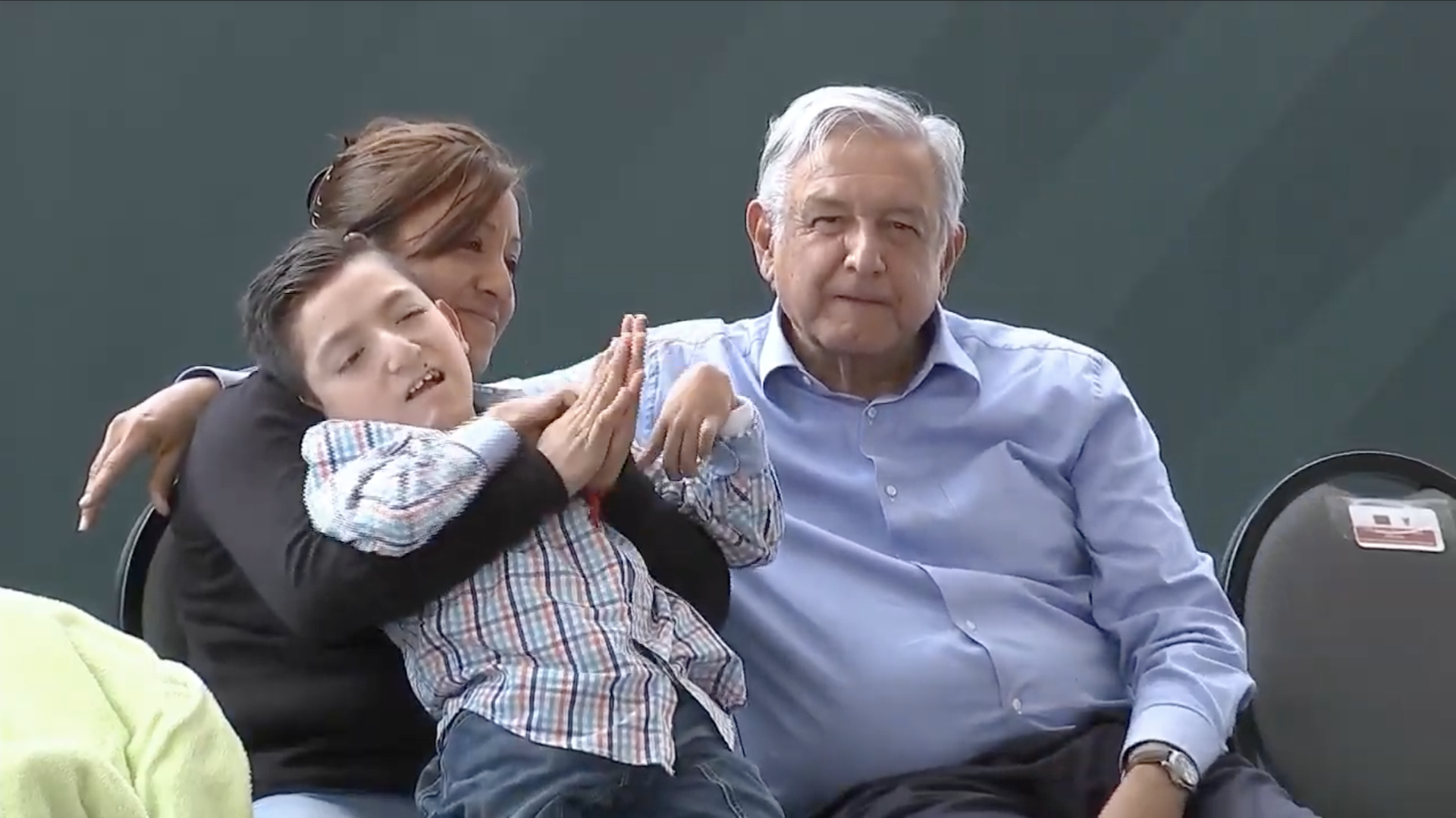 López Obrador entrega programas de desarrollo en Tulancingo