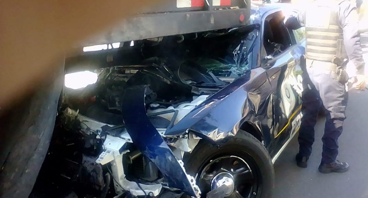 Persecución deja una mujer muerta en la Agrícola Oriental - los-oficiales-tuvieron-que-ser-rescatados-por-servicios-de-emergencia-al-quedar-prensados-en-la-patrulla