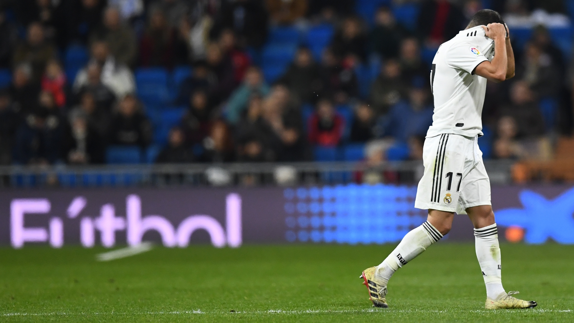 Lucas Vázquez rompe su camiseta tras expulsión contra Real Sociedad Lucas Vázquez rompe su camiseta tras expulsión contra Real Sociedad