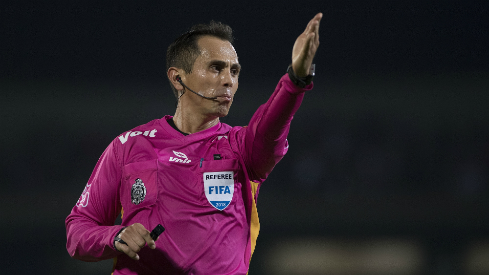 Árbitro Santander dirigirá en visita de líder Chivas a Santos Laguna