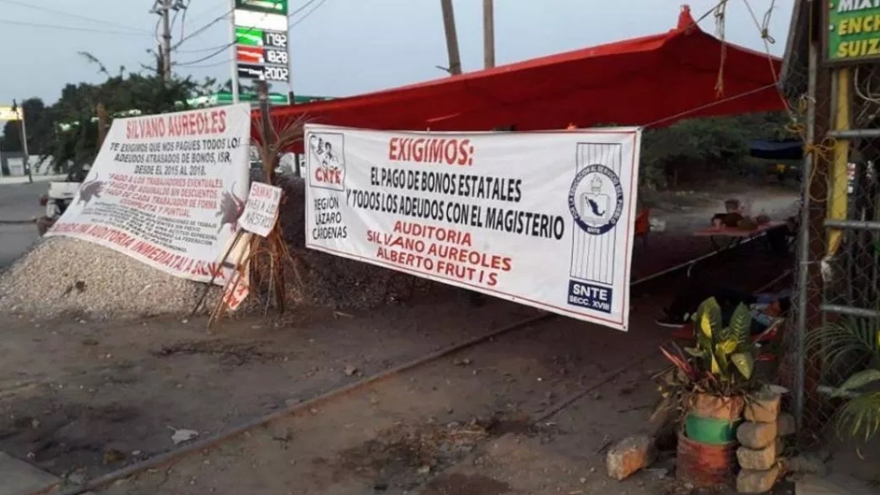 Maestros mantienen siete bloqueos en Michoacán