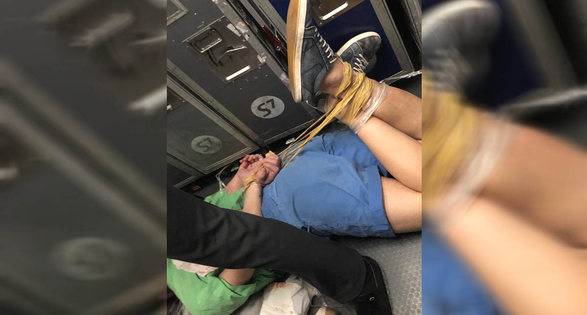 #Video Atan de pies y manos pasajero durante vuelo