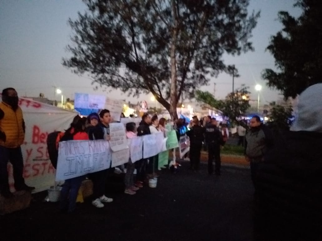 Padres de familia bloquean Avenida Central - manifestacion-avenida-central