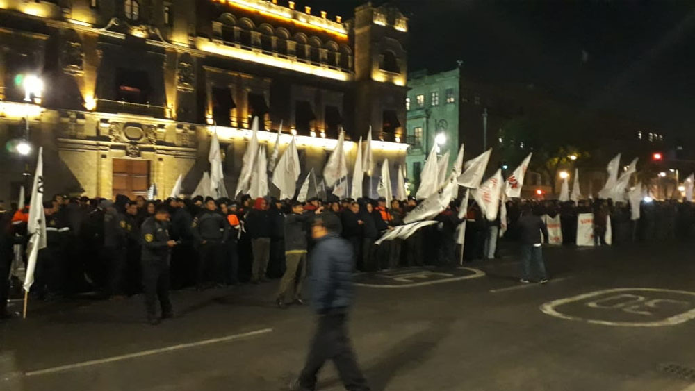Trabajadores y bomberos protestan en el Zócalo