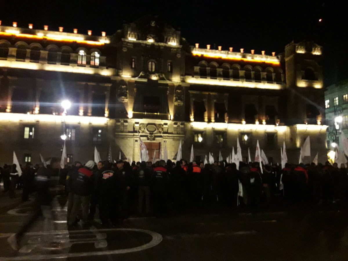Trabajadores y bomberos protestan en el Zócalo - manifestacion-zocalo1