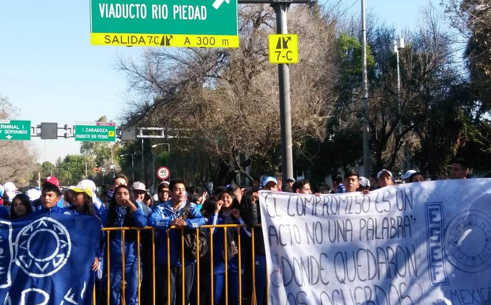 Estudiantes de la ESEF bloquean Río Churubusco - manifestacion