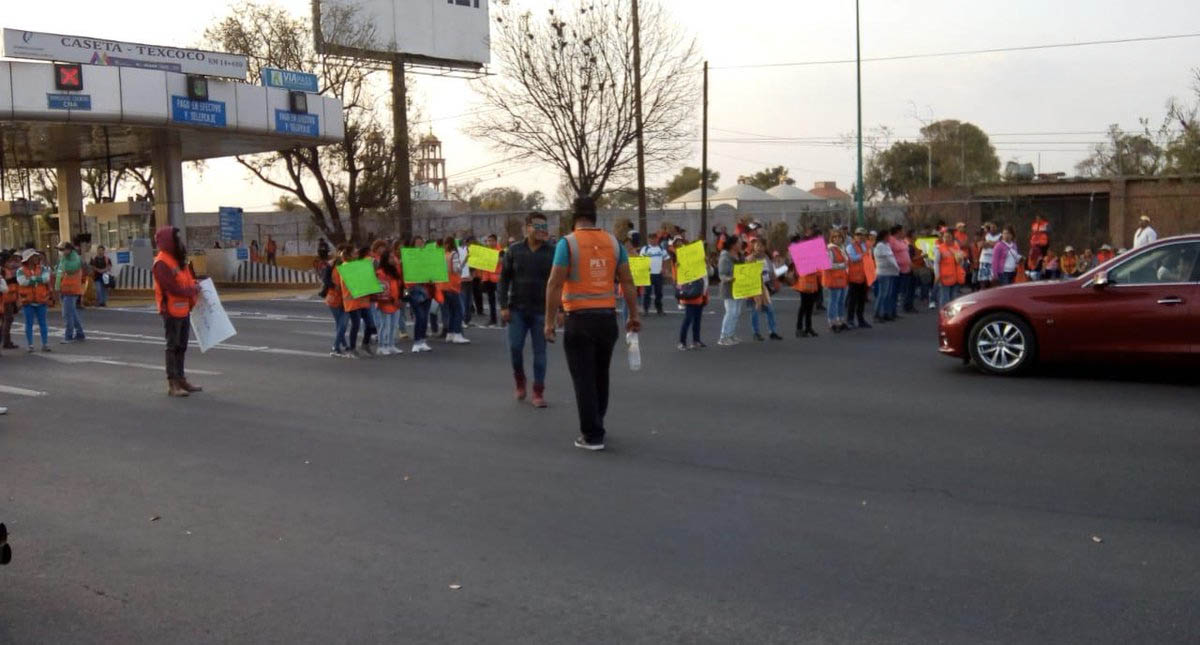 Trabajadores del NAIM se manifiestan en la Autopista Peñón-Texcoco