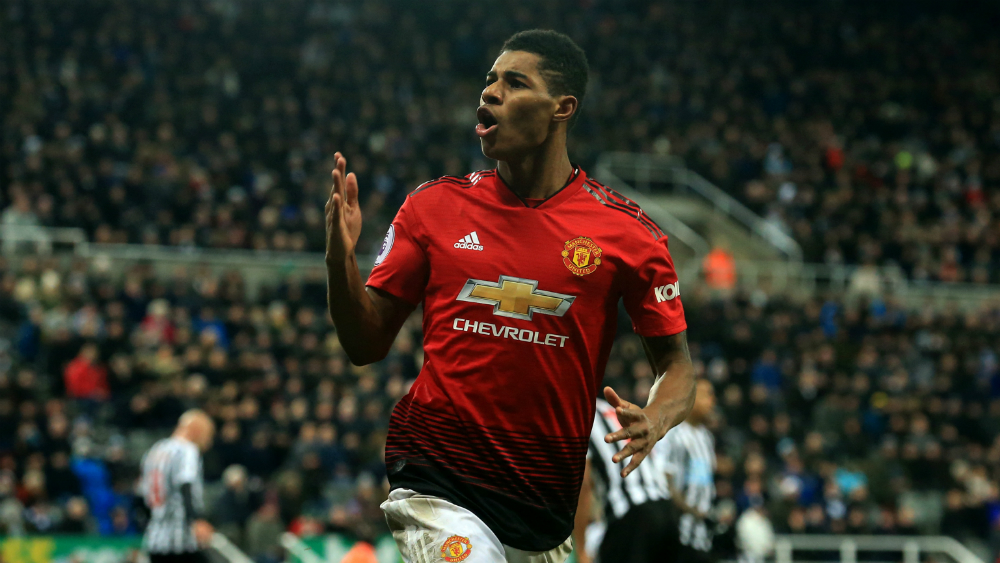 Manchester United sigue en racha; el Chelsea se atasca