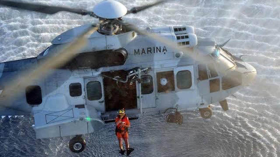 #Video Semar rescata a pescadores tras ocho días en altamar - marinos-bajando-a-la-embarcacion-panamena-para-rescatar-a-naufragos