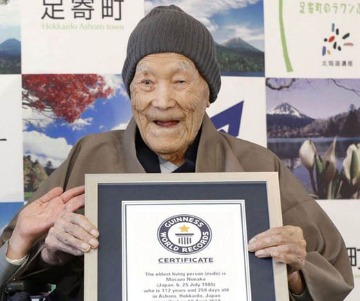 Muere el hombre más viejo del mundo - masazo-nonaka-con-su-certificado-guinness-del-hombre-mas-viejo-del-mundo