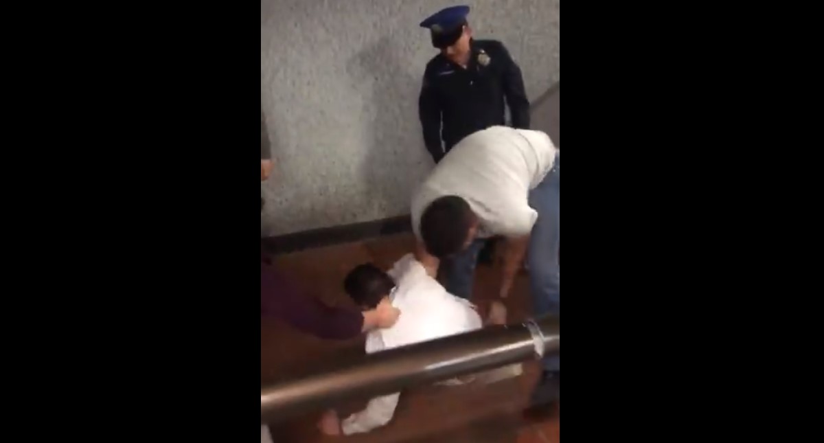#Video Golpean y desnudan a presunto ladrón en el Metro