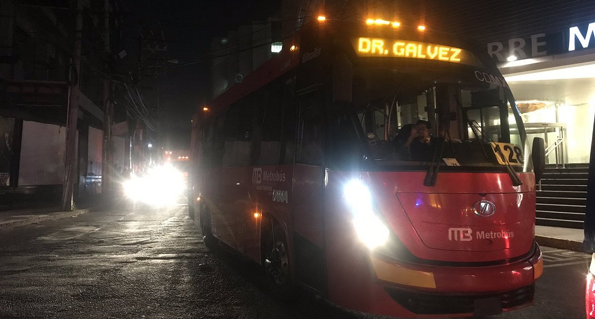 Chofer de Metrobús intenta atropellar a policía