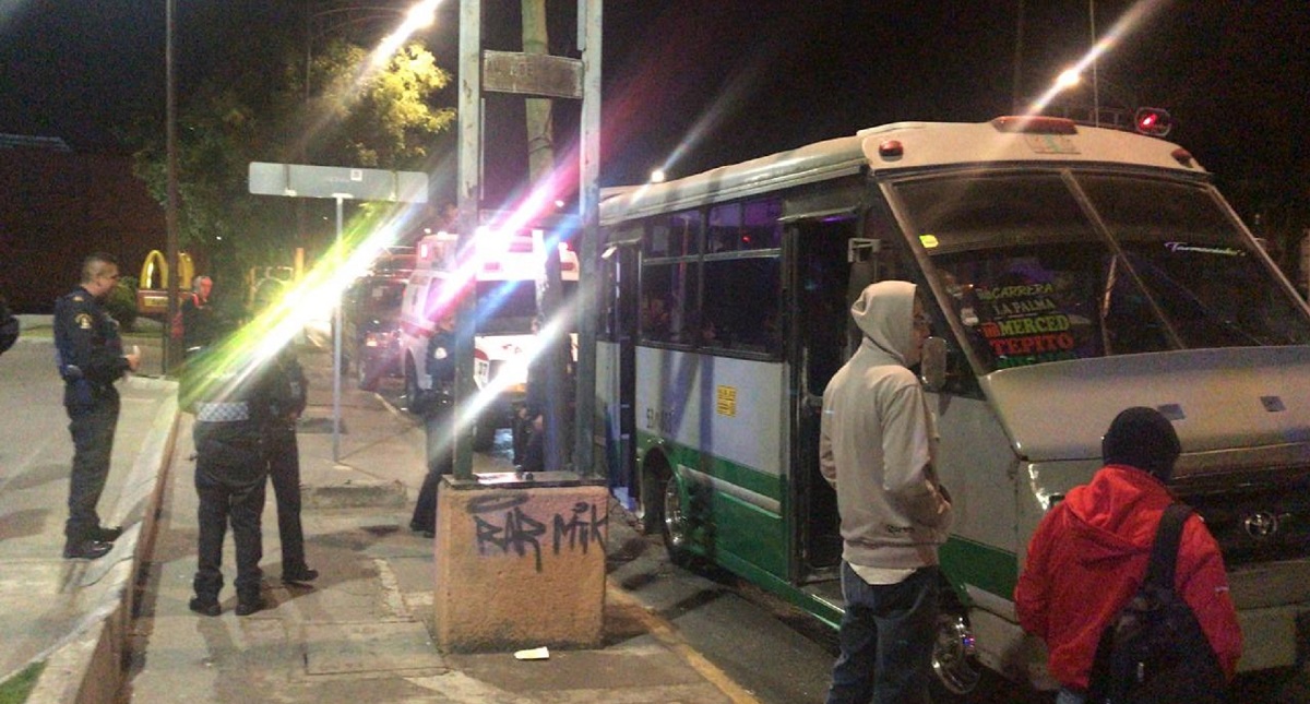 Hieren a menor durante asalto a pasajeros de microbús