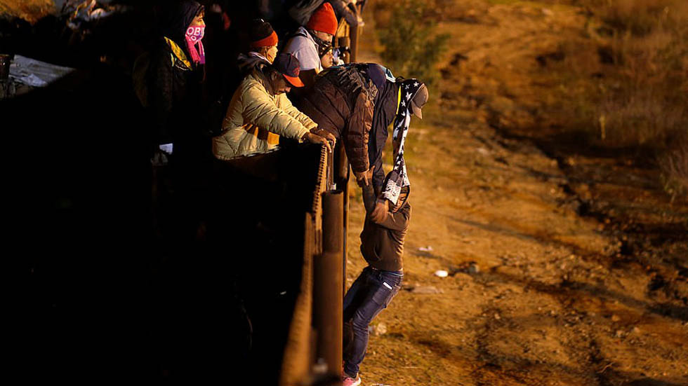 Frenan con gas lacrimógeno cruce de ilegales a San Diego desde Tijuana - migrantes-cruzando-de-manera-ilegal-la-frontera-con-eeuu