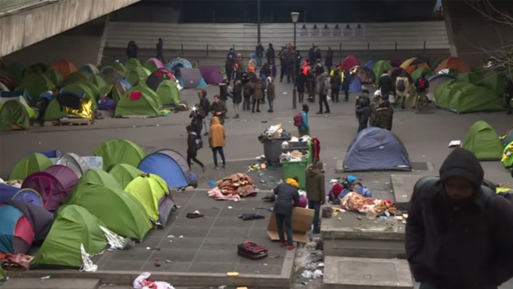 Policía evacua campamento de migrantes en París