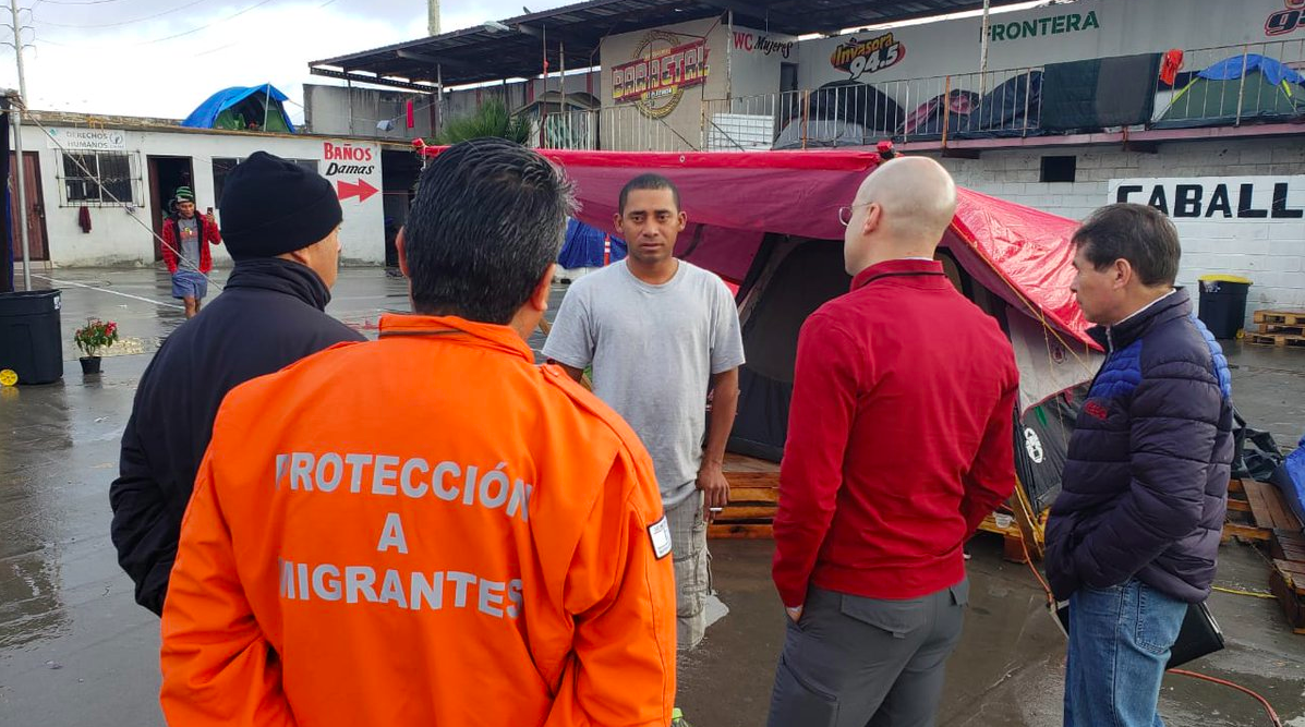 Supervisan atención a migrantes en albergues de Tijuana