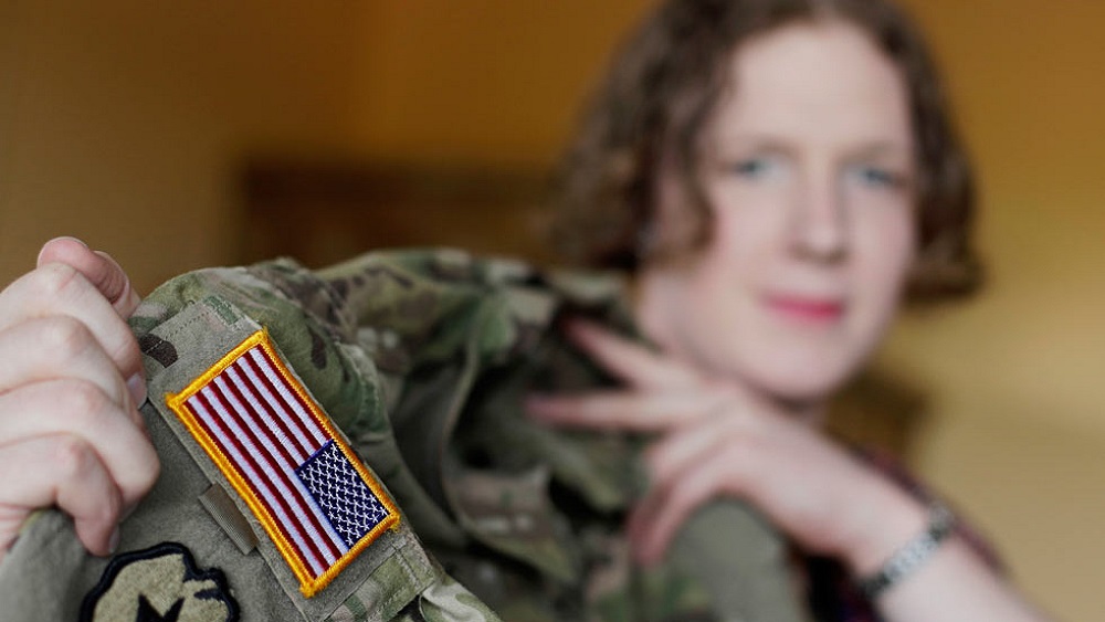 Entra en vigor prohibición de transgéneros en milicia de EE.UU.