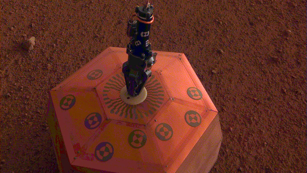 Misión InSight ajusta sismógrafo en Marte Misión InSight ajusta sismógrafo en Marte