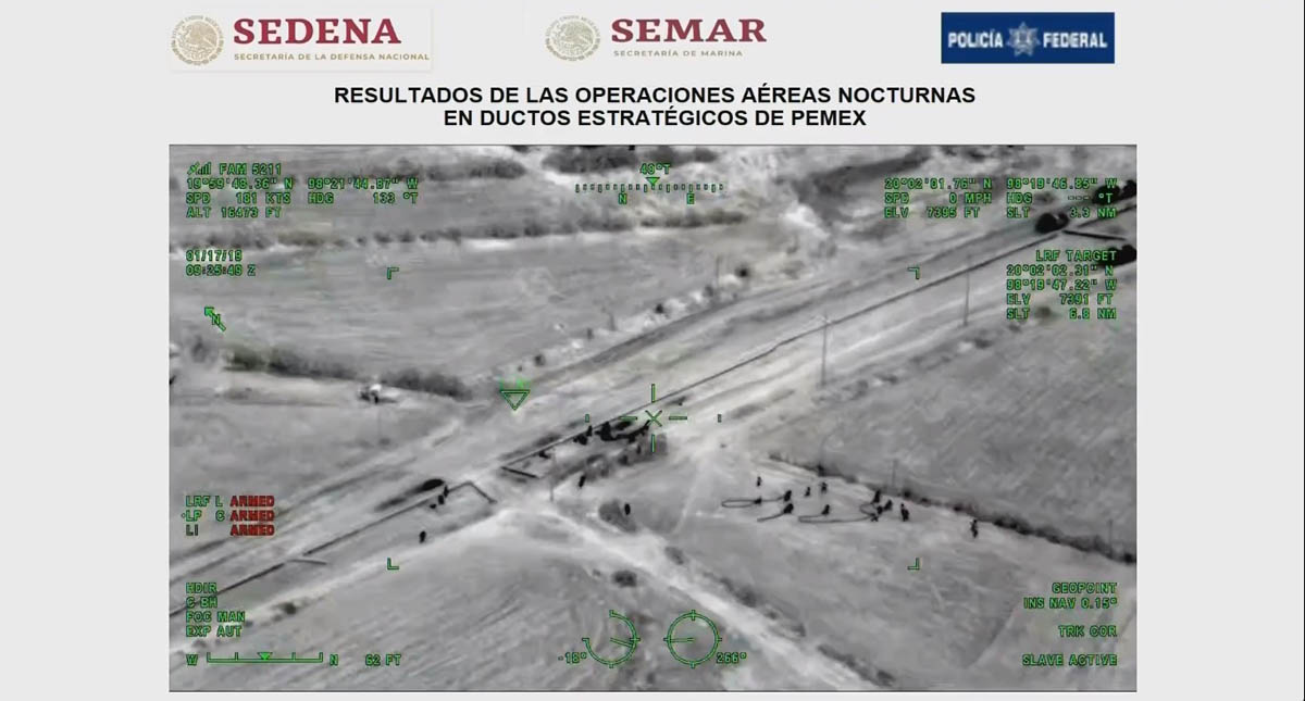 Frustran nueva toma clandestina en ducto de Pemex - momento-en-que-delincuentes-huyen-con-mangueras-que-utilizarian-para-ordenar-el-ducto