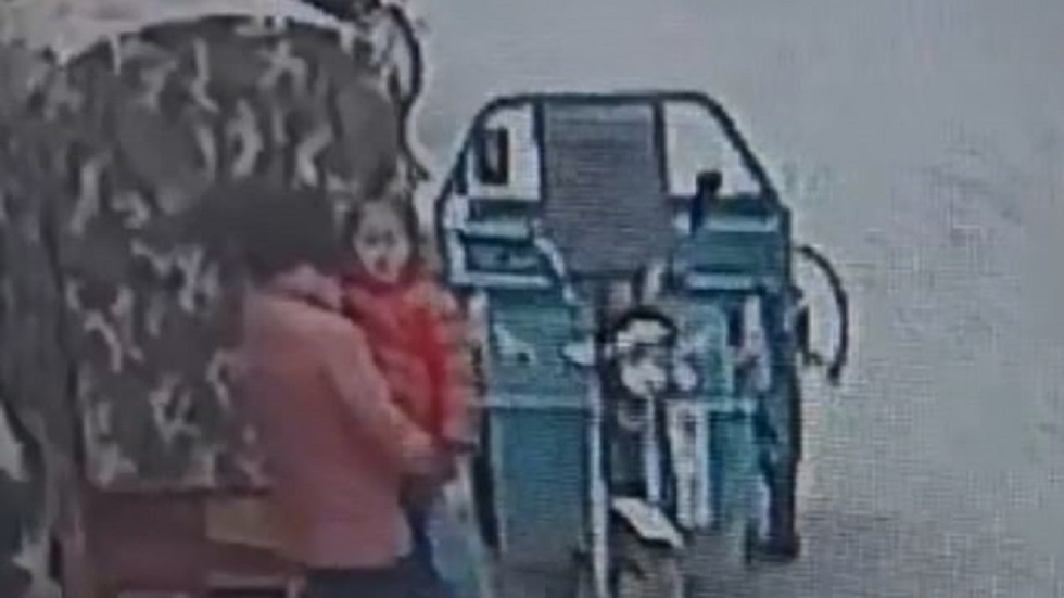 #Video Traficante de personas se roba a niña en China - momento-en-que-mujer-se-lleva-a-la-nina