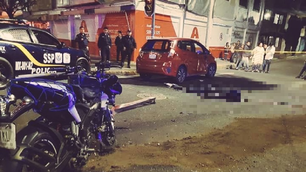 Motociclista muere al chocar contra auto estacionado en CDMX Motociclista muere al chocar contra auto estacionado en CDMX