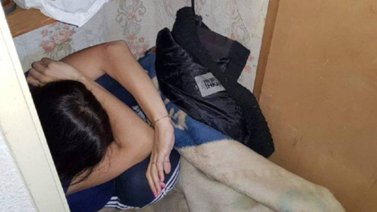 Mujer se esconde en alacena para evitar agresiones de su pareja