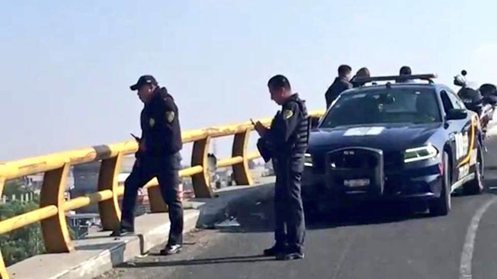 Mujer cae de puente vehicular en Churubusco