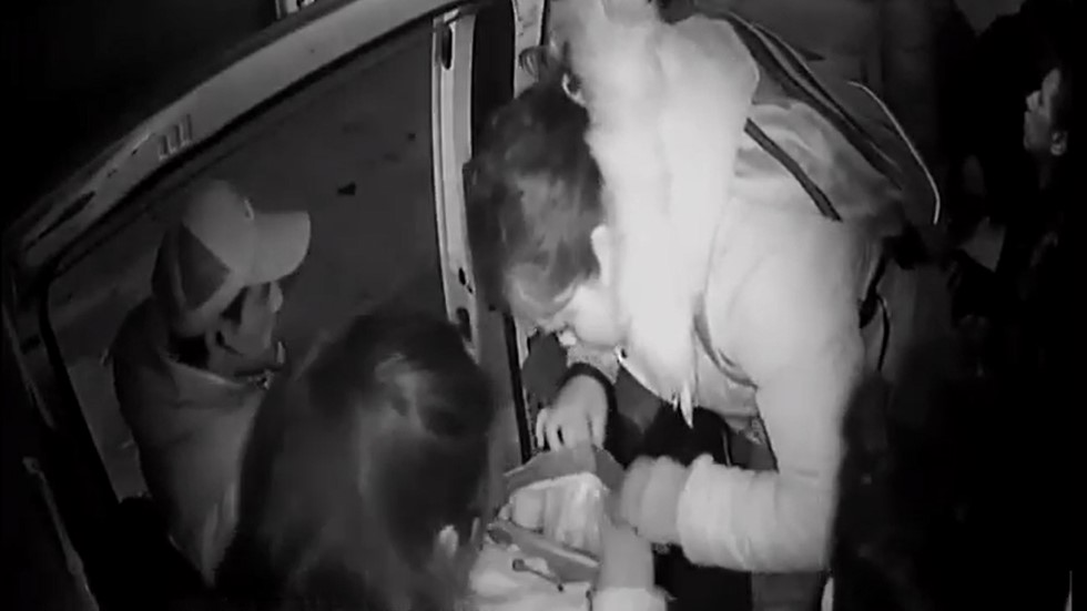 #Video Encañonan a pasajeros para robarlos en la México-Texcoco - mujer-revisando-una-a-una-a-las-victimas