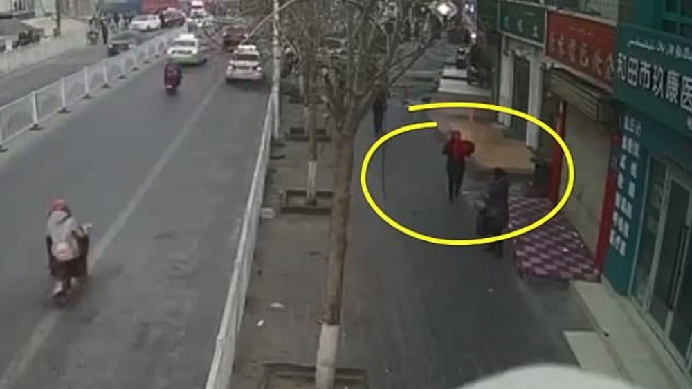 #Video Mujer roba a bebé de hospital en China