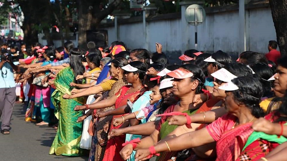 Erigen “muro de mujeres” en India por igualdad de género