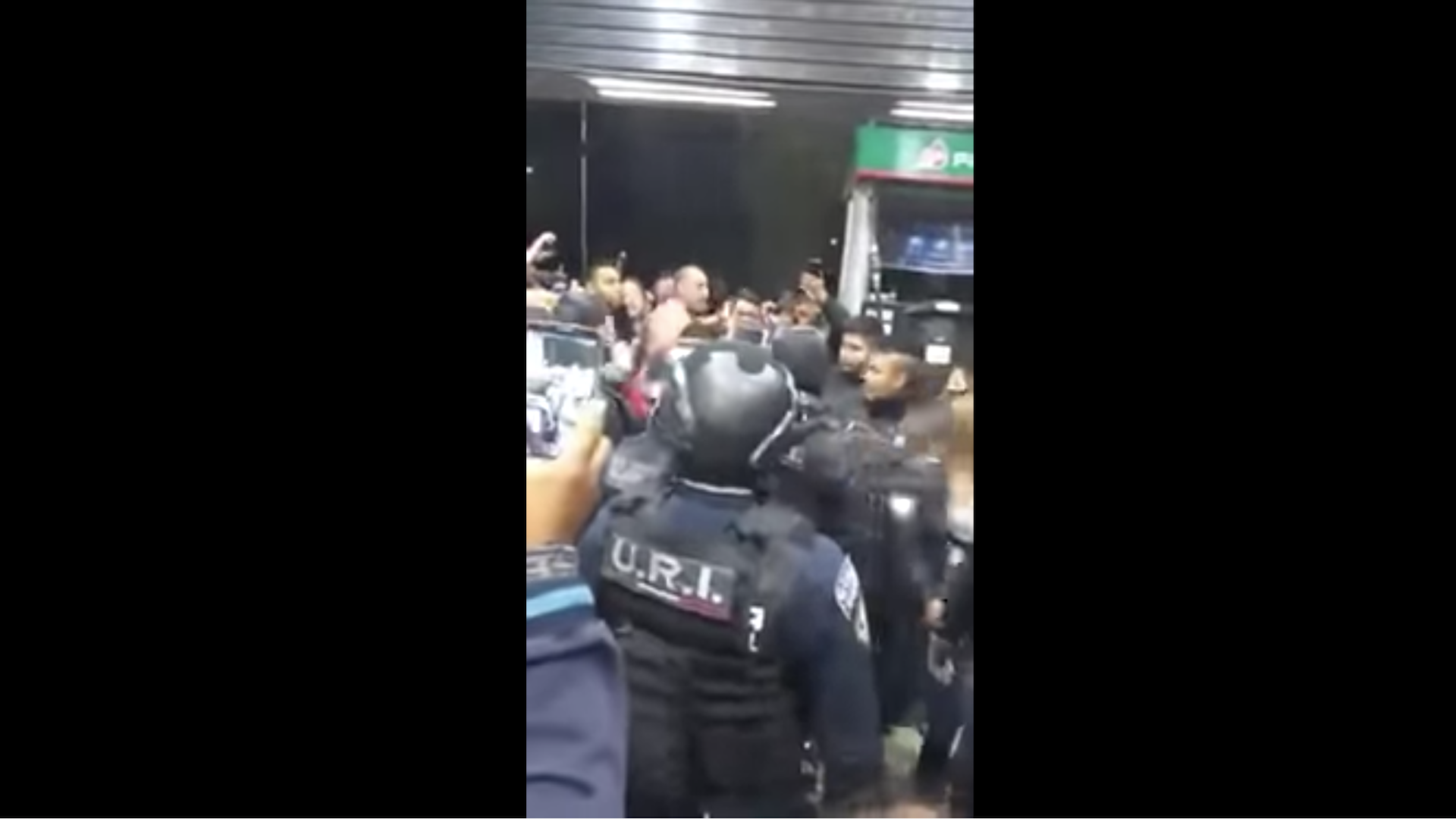 Policías se enfrentan a pobladores en gasolinera de Neza
