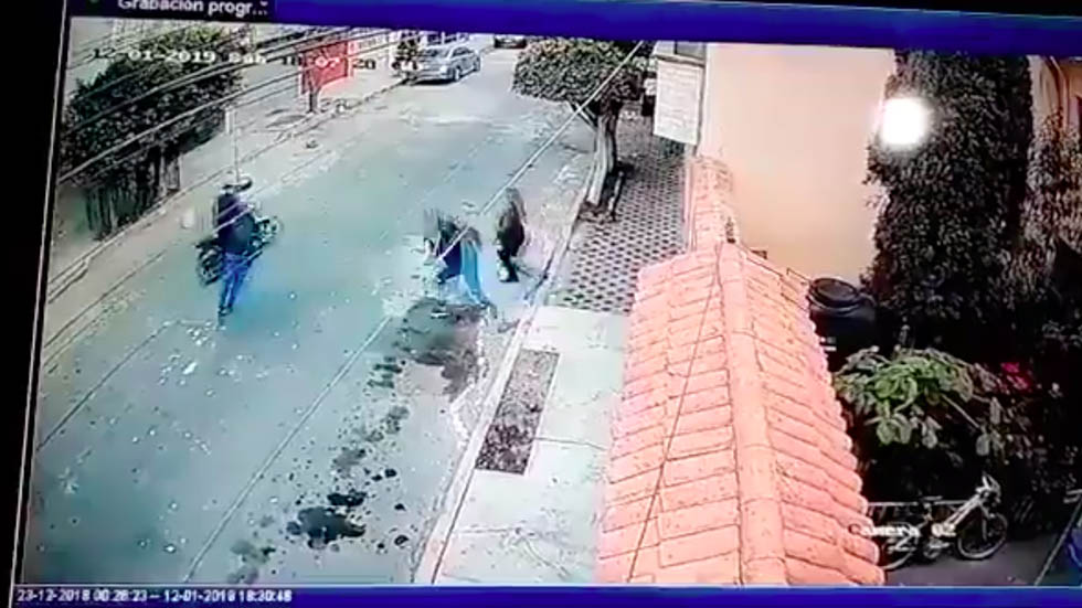 #Video Mujeres enfrentan a asaltantes en Nezahualcóyotl