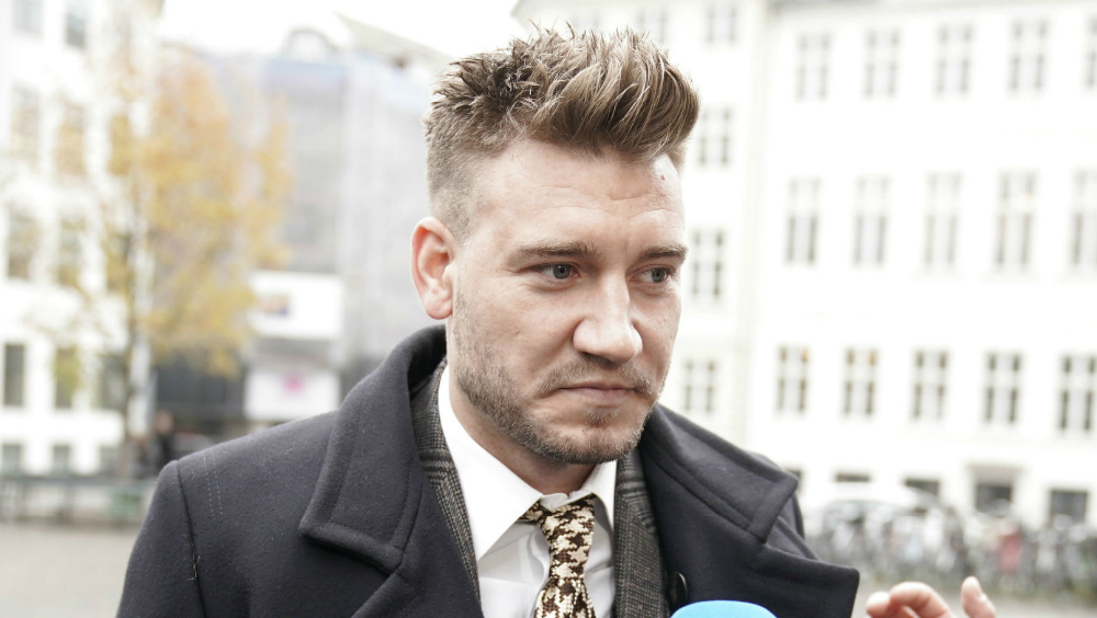 Bendtner cumple condena por agresión con tobillera electrónica